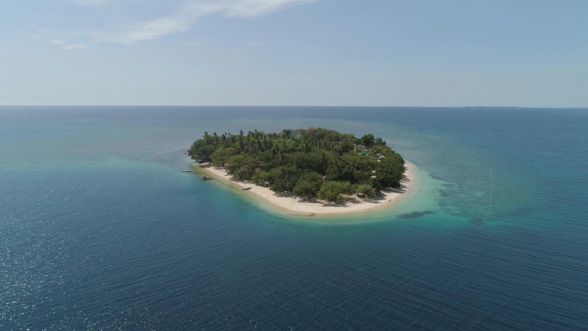 热带岛屿的沙滩板视频的预览图