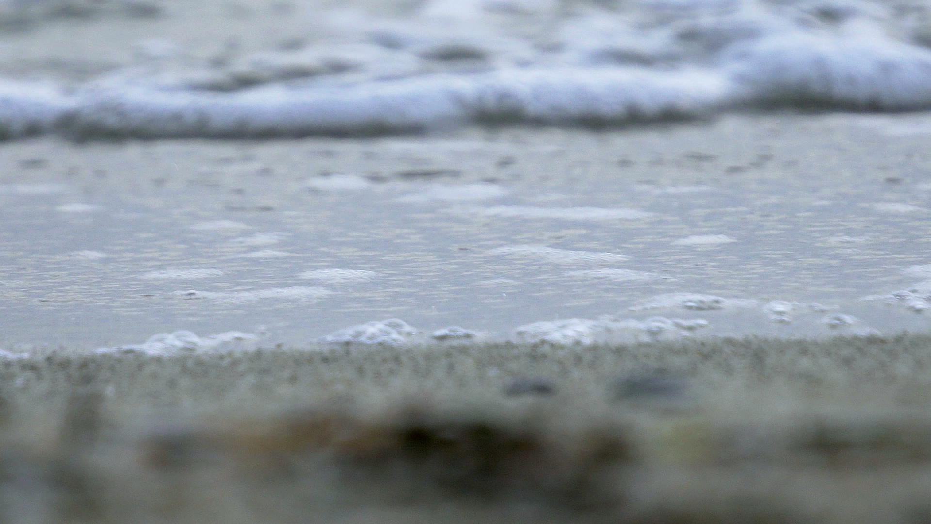 海滩上有泡沫的软波浪电影Dof视频的预览图