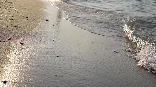 沙滩电影dof背景环的软波和泡沫视频的预览图
