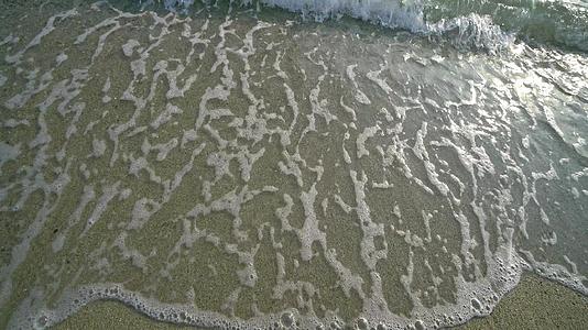 沙滩沙滩有岩波冲洗沙滩视频的预览图
