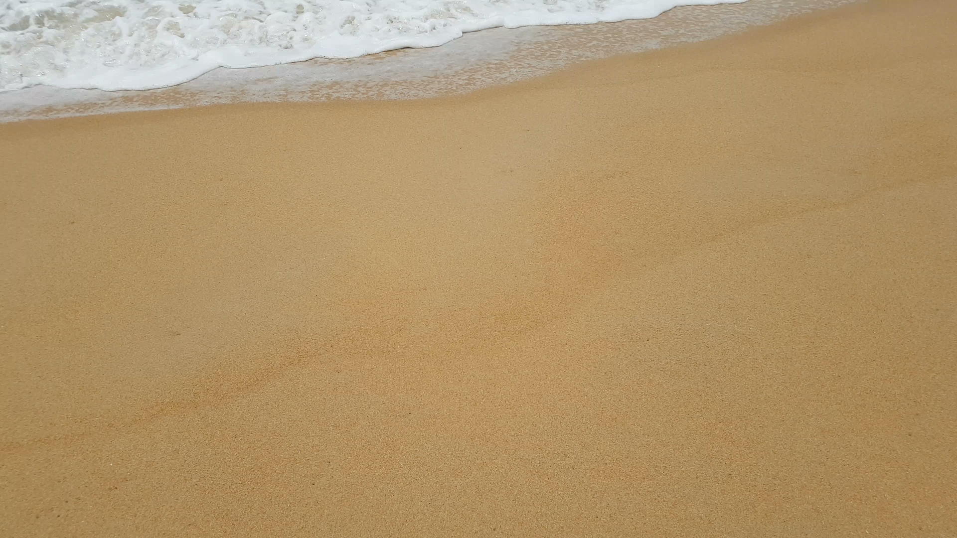 海浪在沙滩上热带夏季海滩度假背景镜头视频的预览图