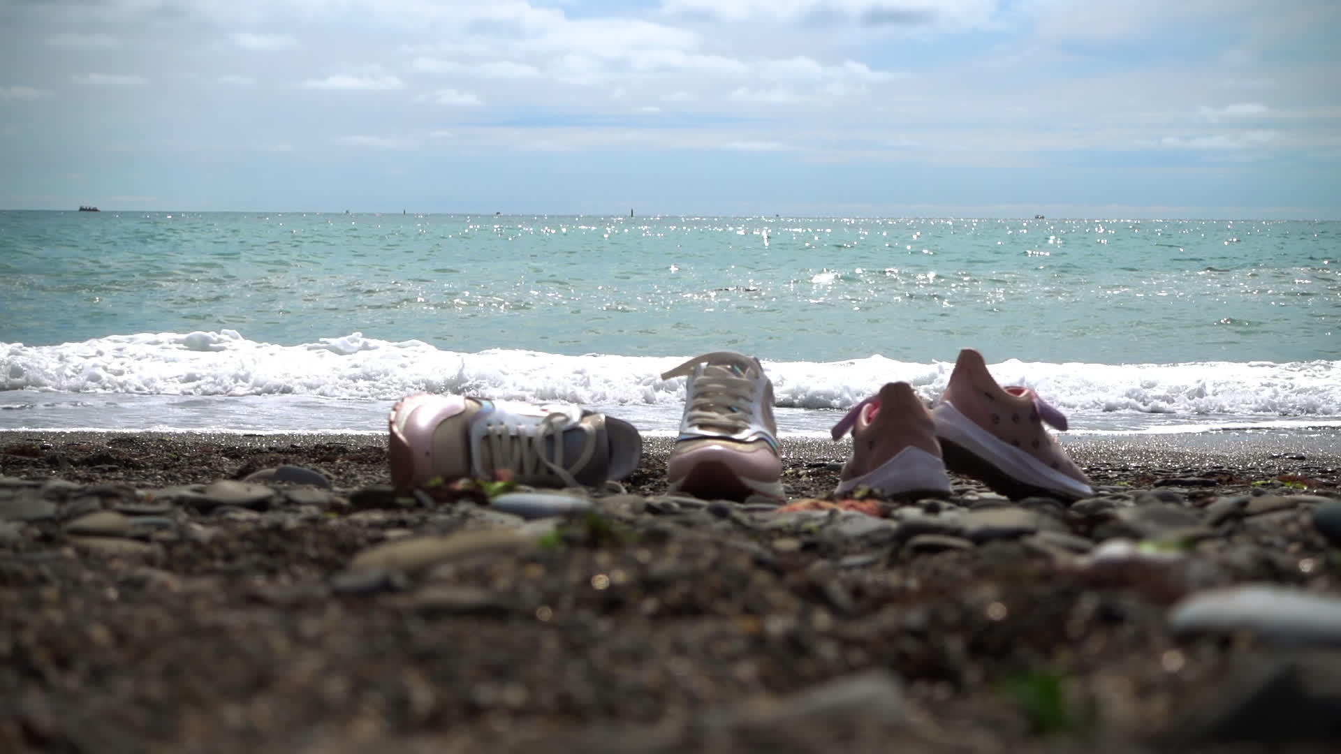 海滩上的运动鞋视频的预览图