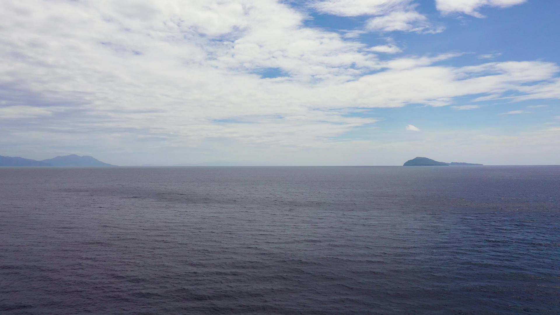 蓝海和天空云无人机的视线视频的预览图