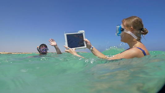 女人和男人在海子拍摄海上度假照片视频的预览图