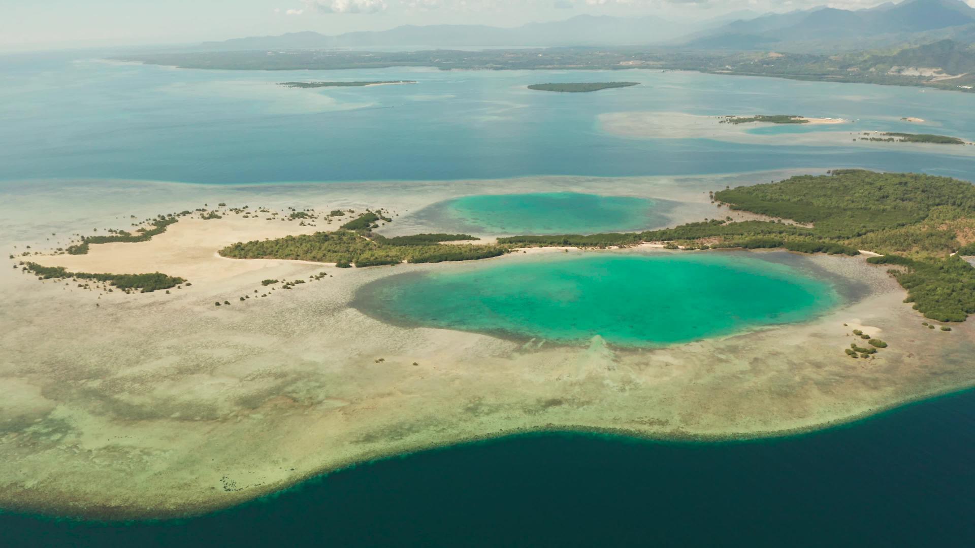 古拉旺岛、菲利平群岛、热带岛屿和珊瑚礁视频的预览图