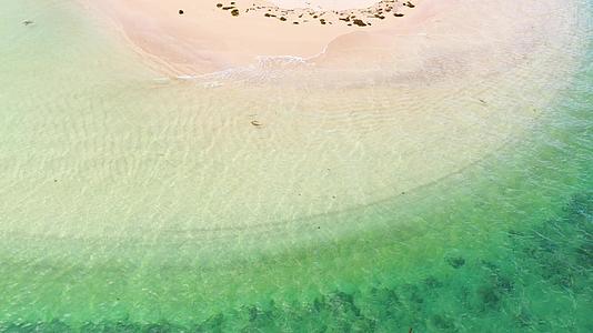 热带沙滩有海浪和绿石水文本的复制空间视频的预览图