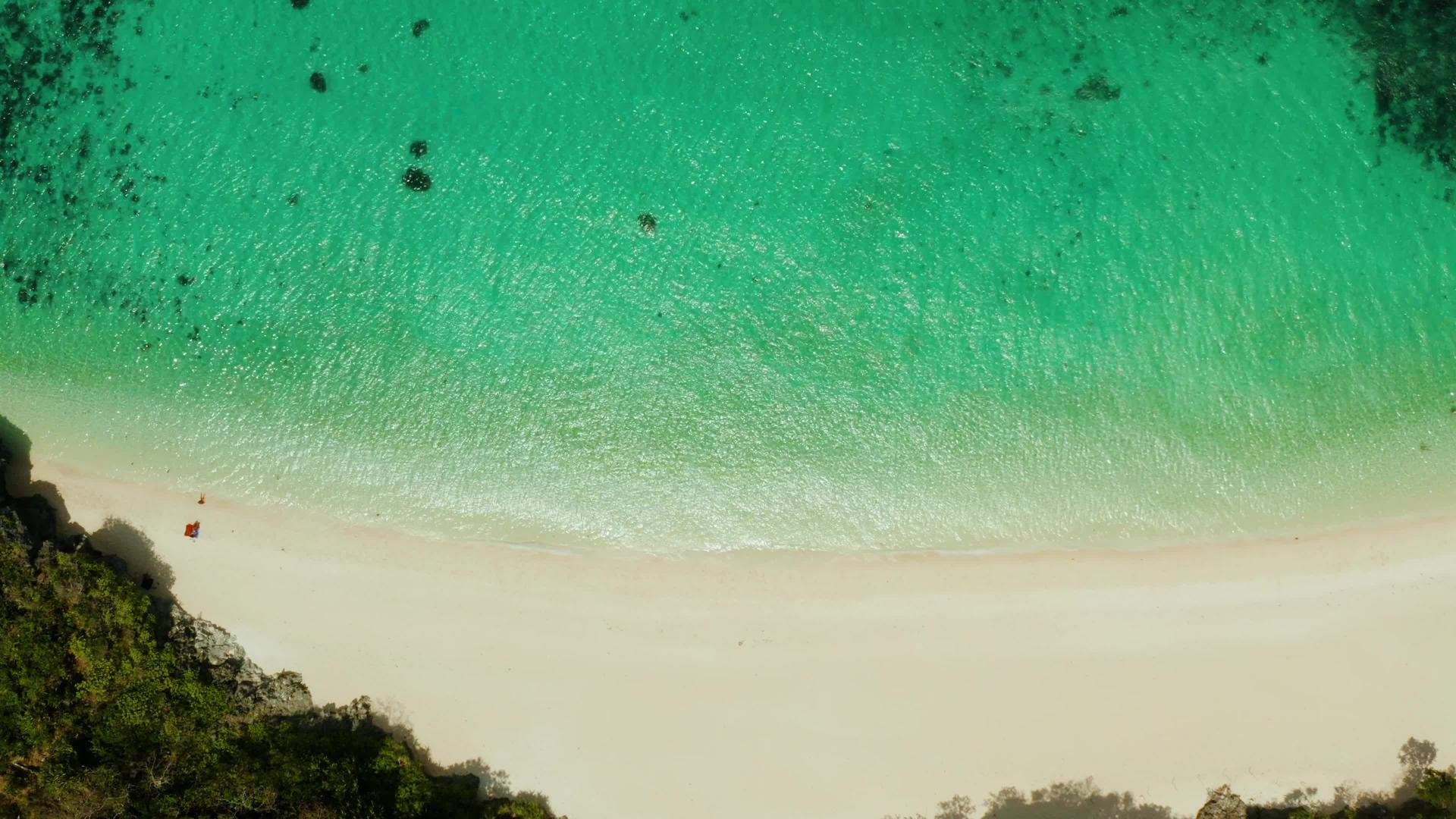 热带海滩和蓝色环礁湖视频的预览图