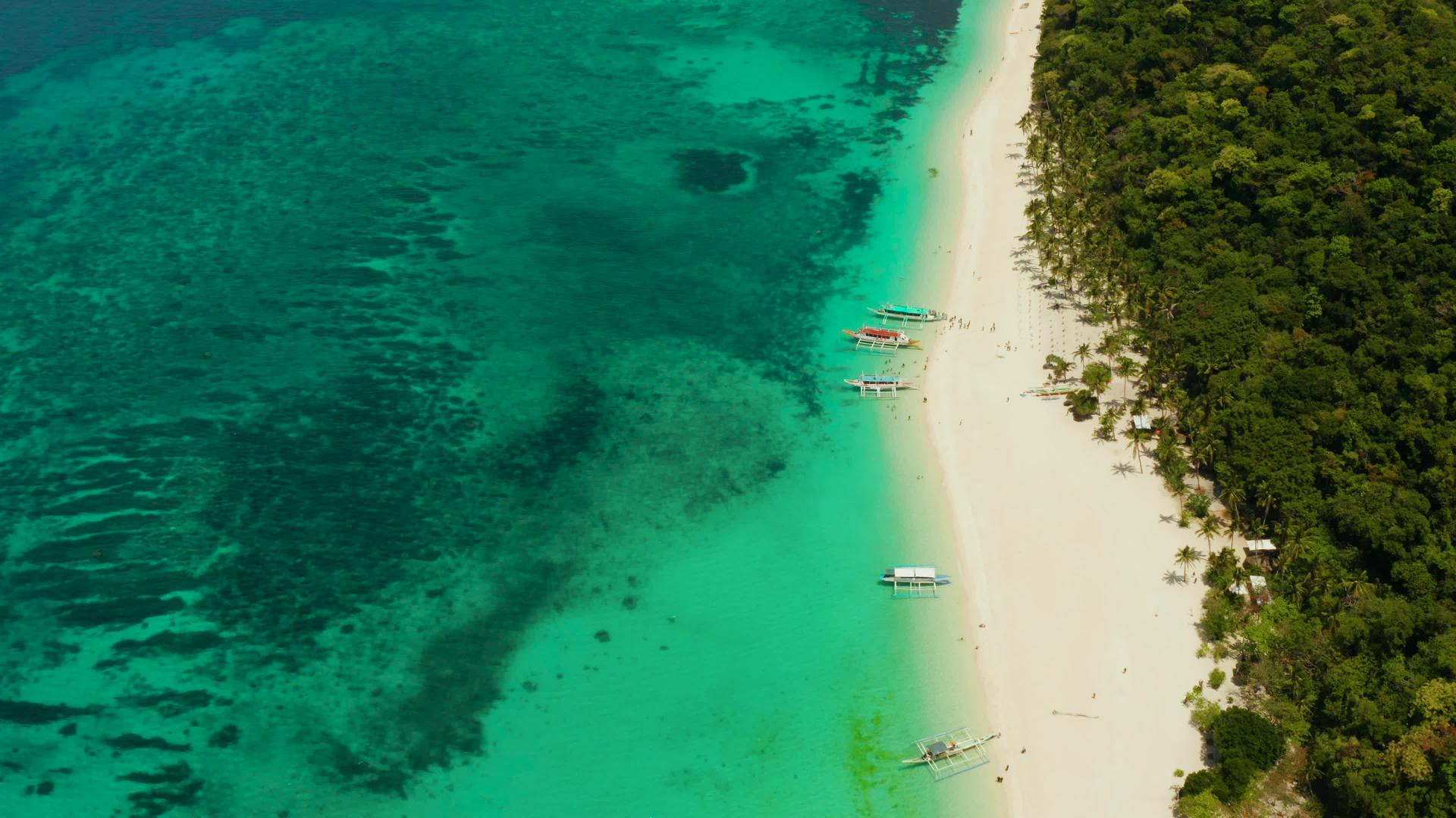 热带海滩和绿色宝石环礁湖视频的预览图