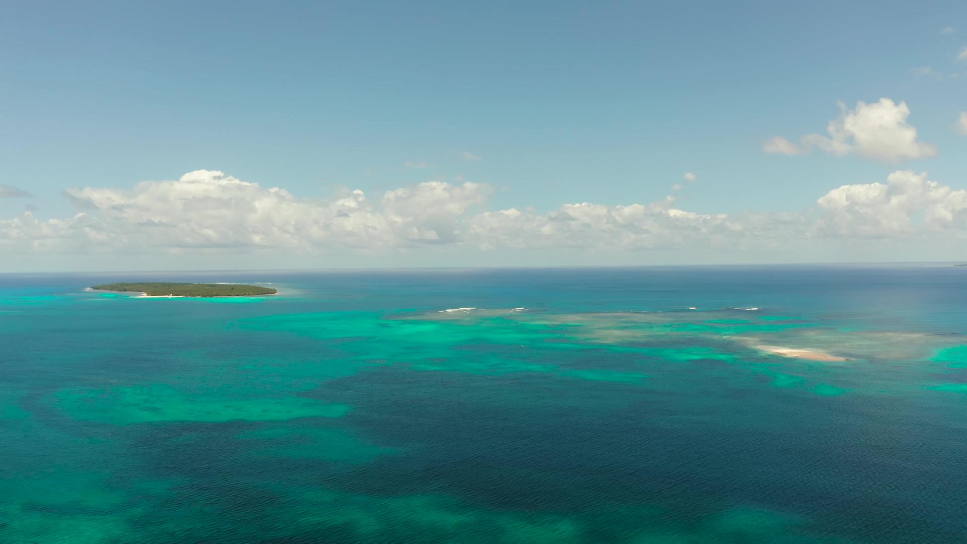 海景以热带岛屿和绿石水为特征视频的预览图