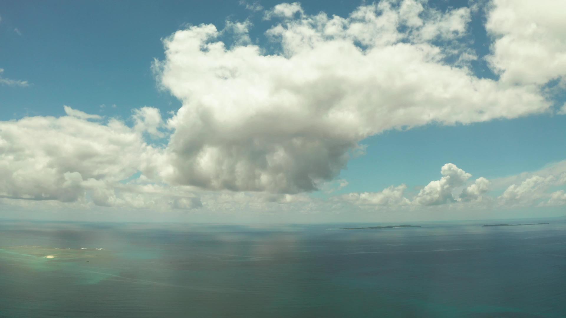 海景以热带岛屿和绿石水为特征视频的预览图