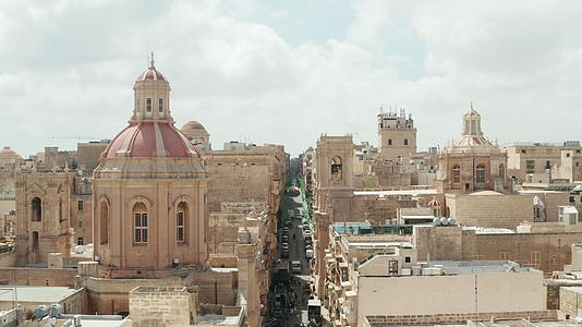 美丽的教堂塔有红色和米色的屋顶位于马耳他的瓦莱塔上方地中海视频的预览图