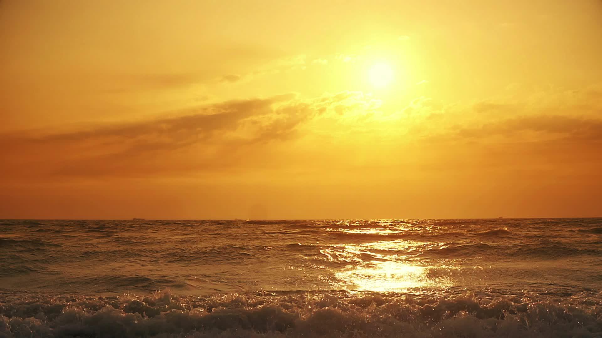 热带海洋日落的狂风视频的预览图