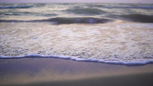 热带海洋日落狂浪慢慢移动视频的预览图