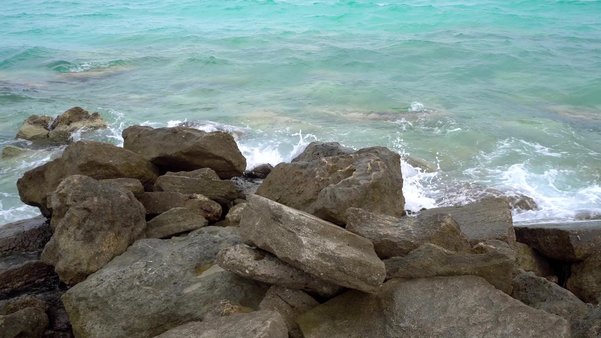 海洋岩石海岸和平静的波浪视频的预览图