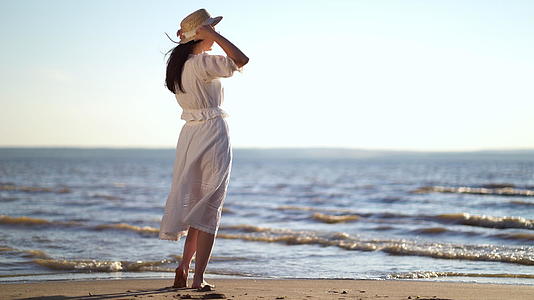 女人在海边梳头视频的预览图