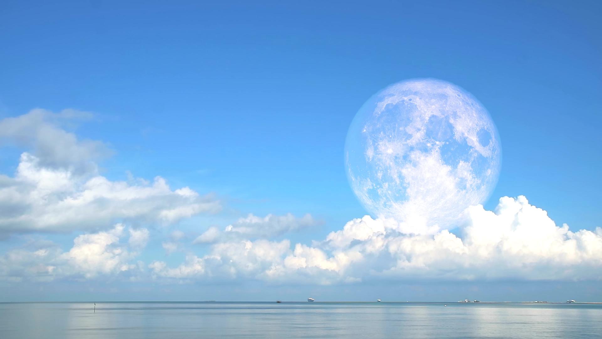 后天的超级月亮在海面上模糊了白云视频的预览图