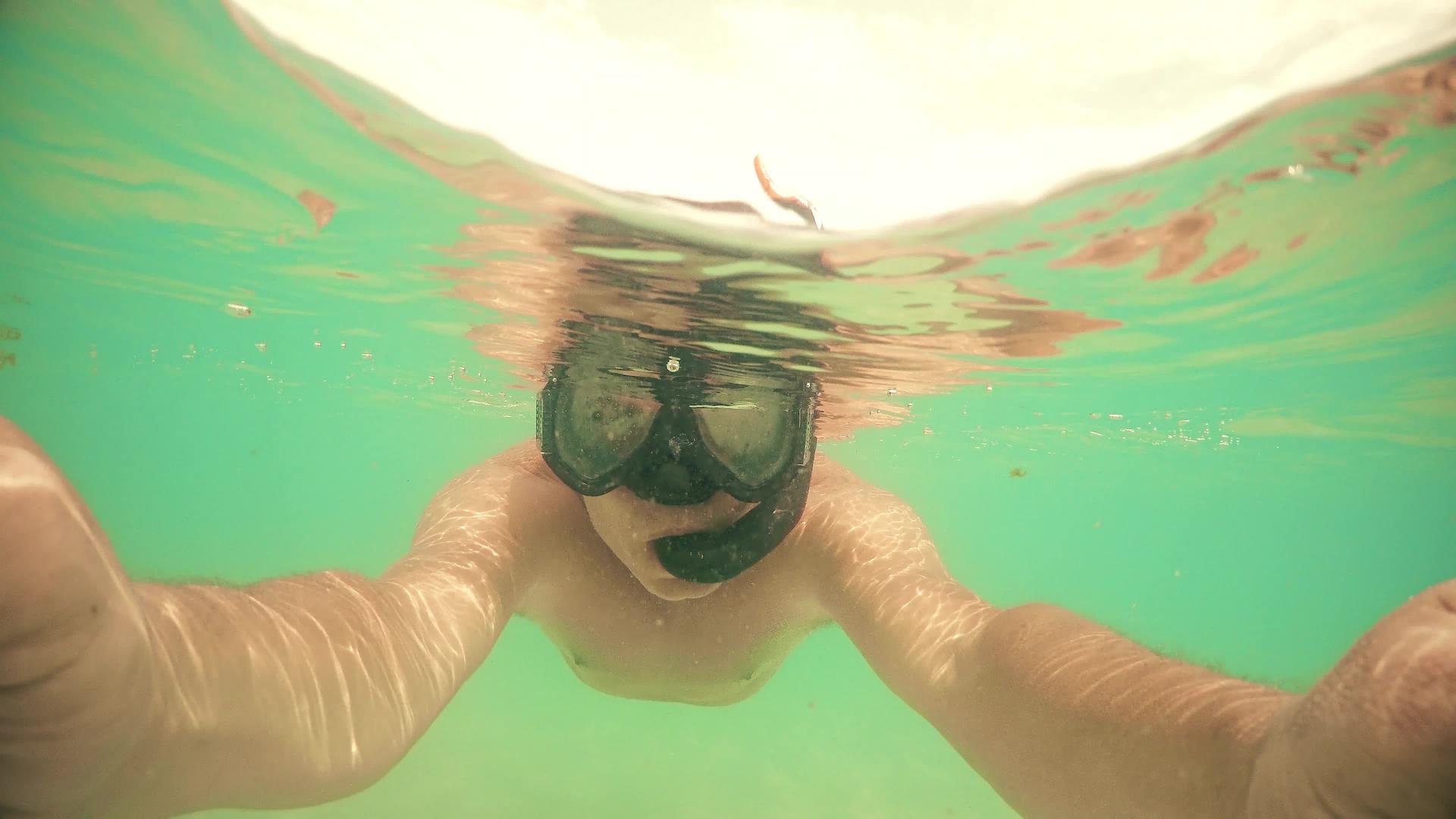 在水上游泳的人Gopro穹顶拍摄视频的预览图