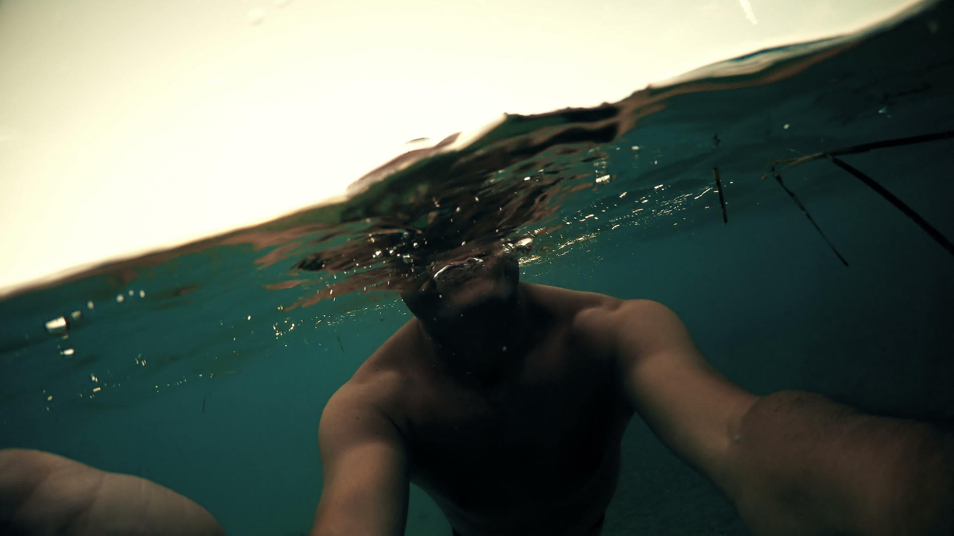 未经允许在水面上游泳的人和日落的太阳Gopro视频的预览图