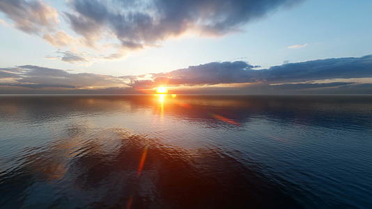 平静的海面日落视频的预览图
