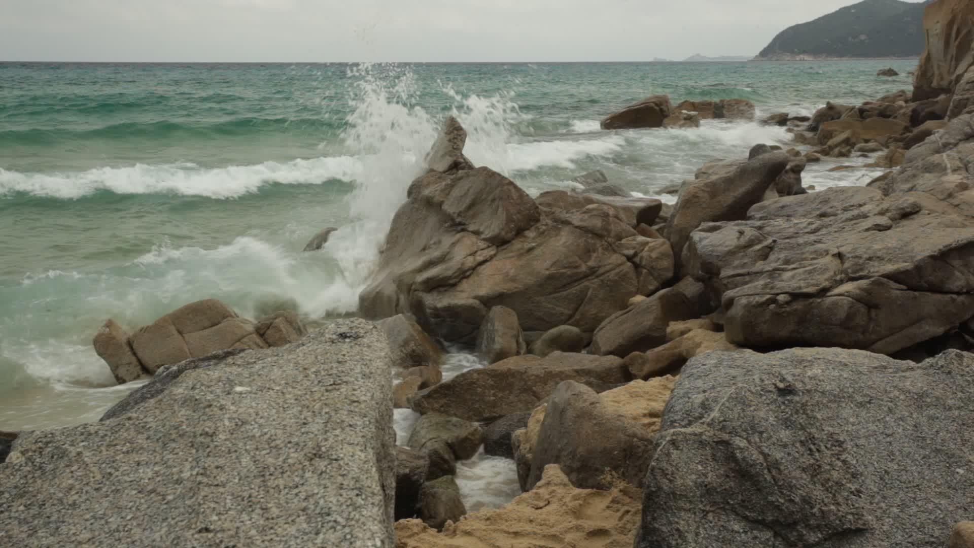 沙地尼亚南部典型的岩石海滩细节有一英尺长视频的预览图