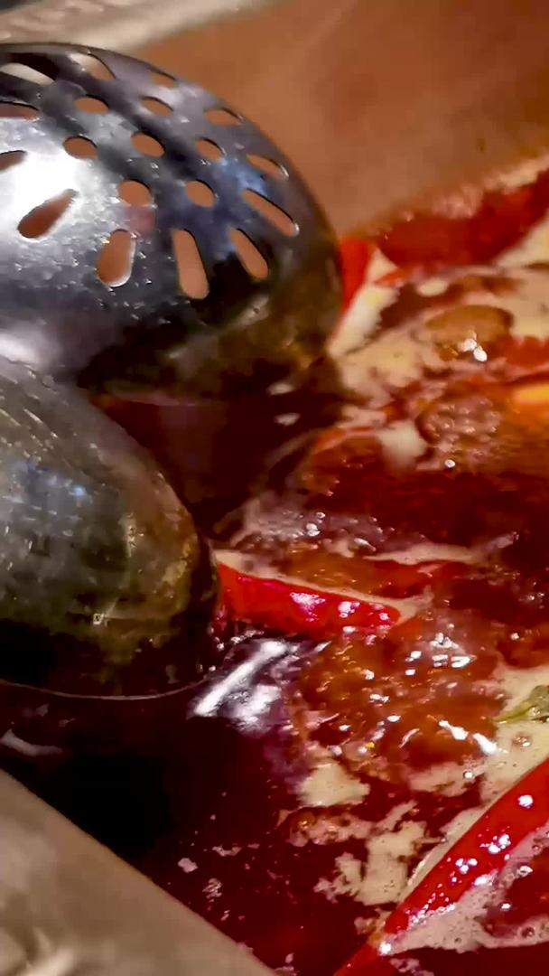 美味的成都火锅涮牛肉片视频素材视频的预览图
