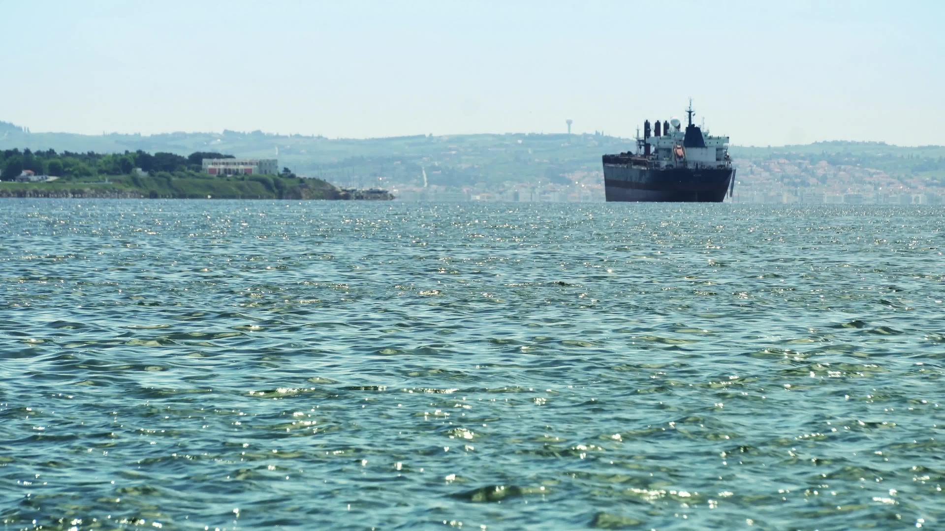 装有集装箱的深蓝色海洋货船大灰色的塞萨洛尼基港视频的预览图
