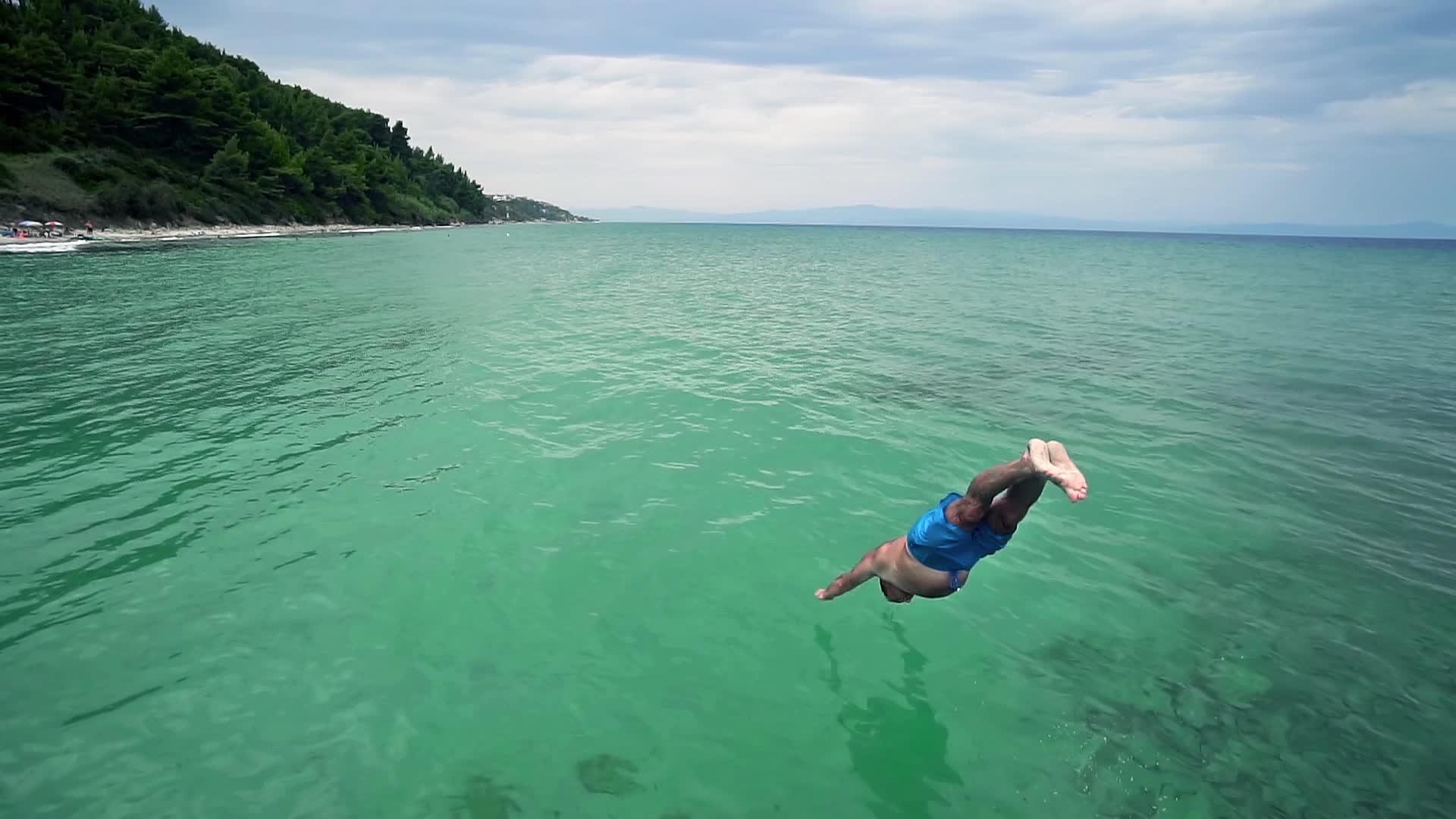 在度假期间男子跳入大海视频的预览图