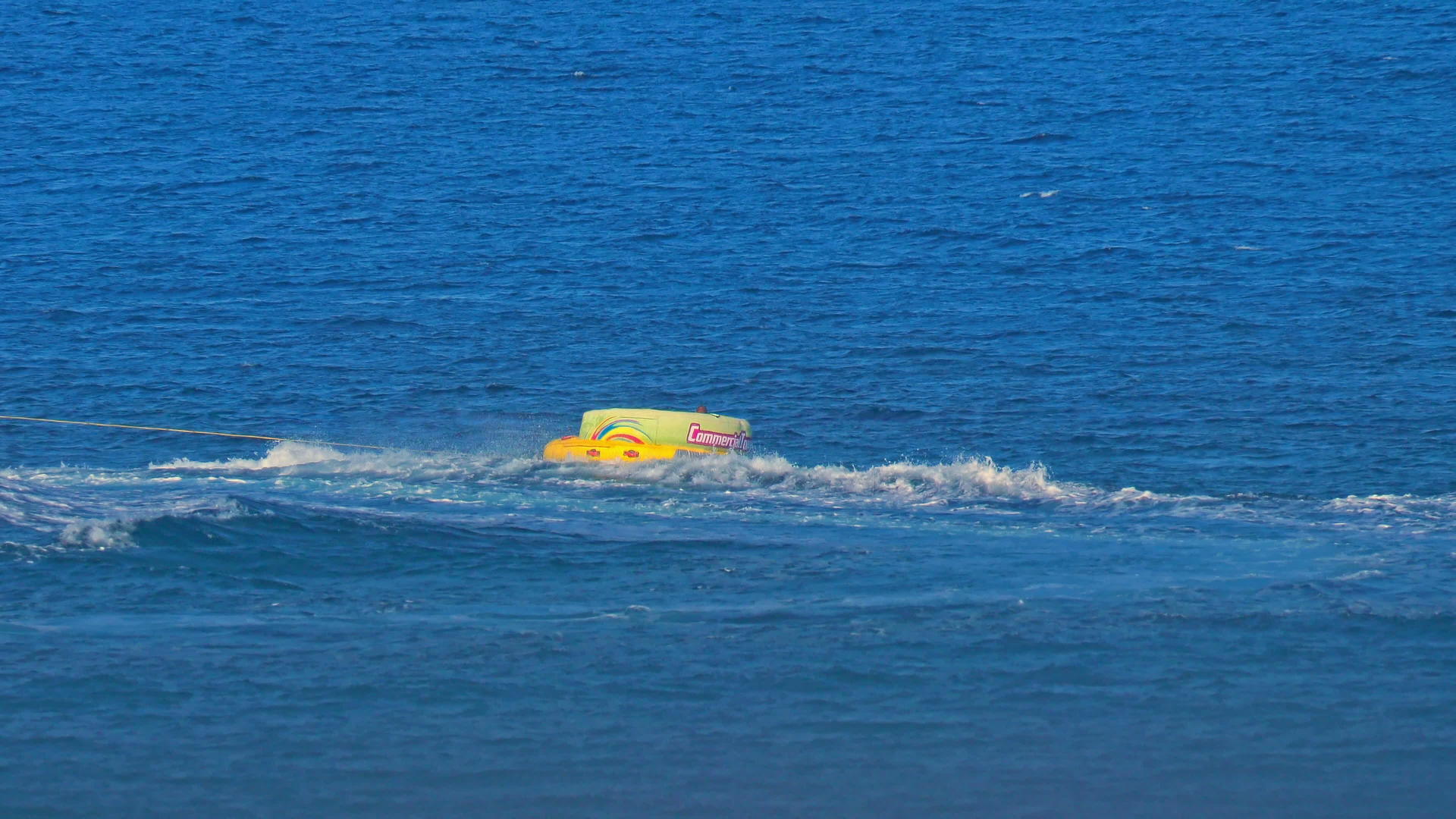 快乐的游客乘坐充气船在蓝海玩得开心视频的预览图