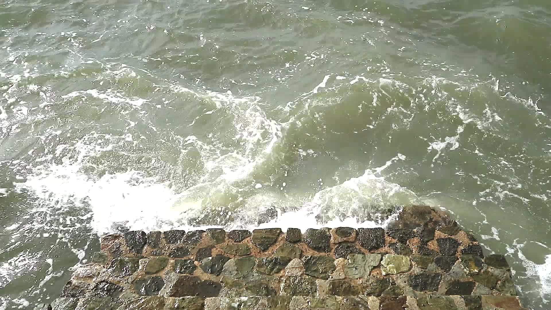 风暴季节海面石阶高涨视频的预览图