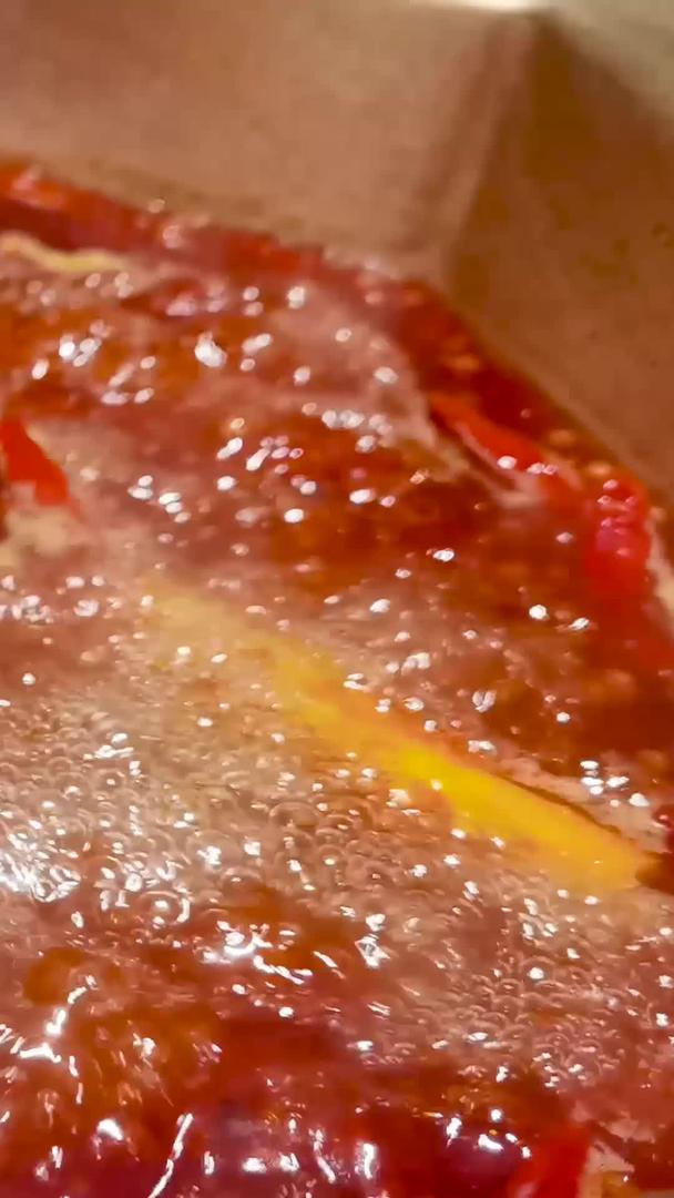 美味的成都火锅涮牛肉片视频素材视频的预览图