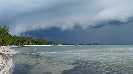 在潮湿的雨季泰国挥舞着蓝色的海洋苏梅岛的海滩处于异国情调视频的预览图