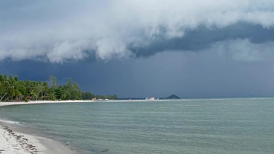 在潮湿的雨季泰国挥舞着蓝色的海洋苏梅岛的海滩处于异国情调视频的预览图