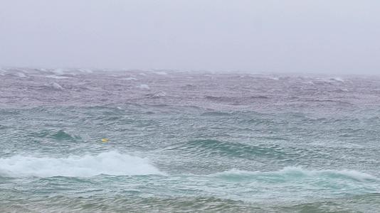 风暴升起时的波浪视频的预览图
