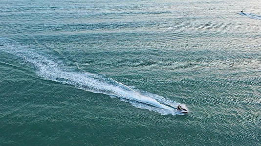 4k航拍三亚海边摩托艇游玩项目视频的预览图