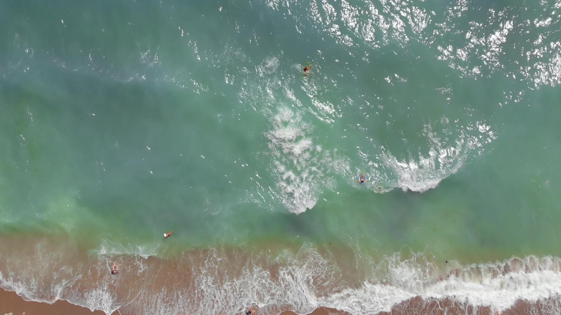 绿色的蓝色水和泡沫黑色的顶层空气中有蓝色的波浪视频的预览图
