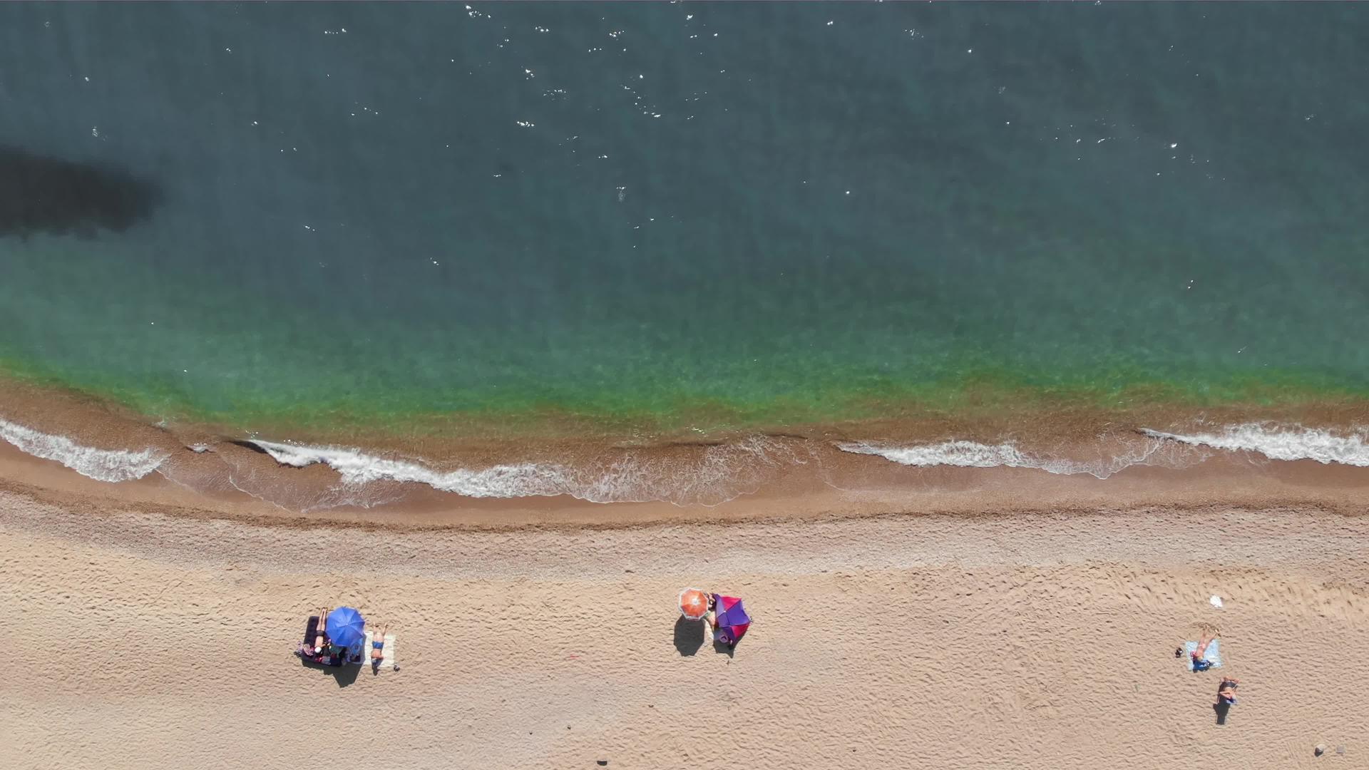 在美丽的绿松石蓝色的绿松石蓝色海滩的顶部进行日光浴视频的预览图