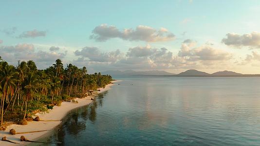 热带岛屿上丰富多彩的日落视频的预览图