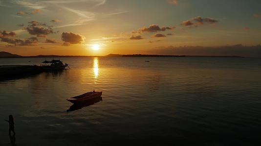 热带岛屿上丰富多彩的日落视频的预览图