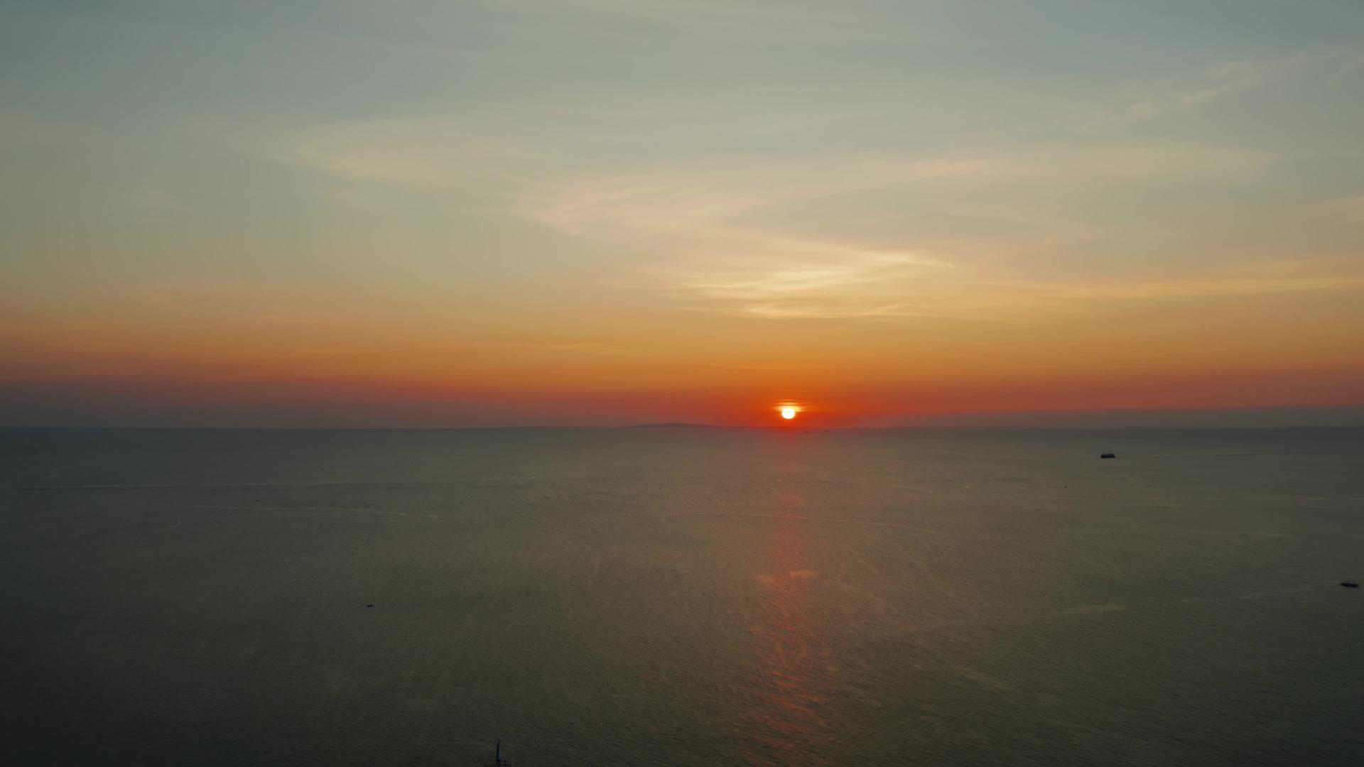 日落时海面上有云视频的预览图
