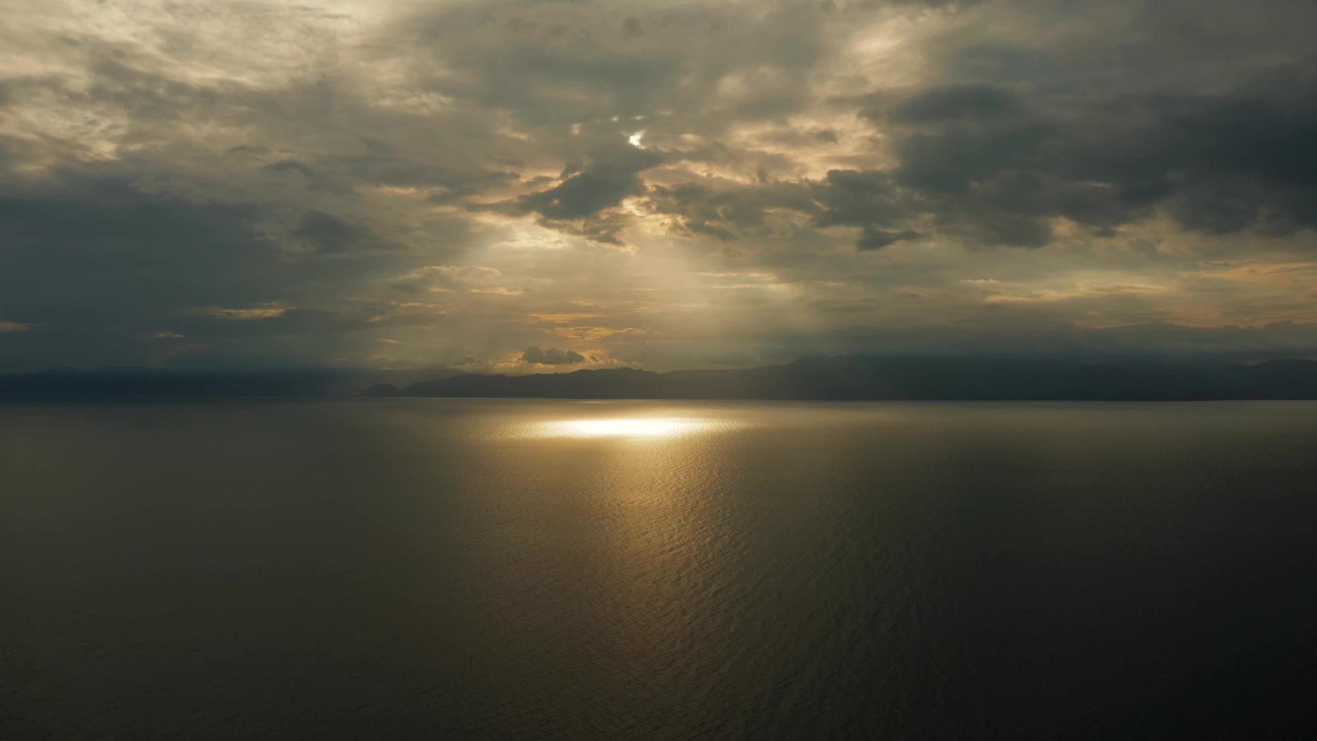 日落时海面上有云视频的预览图