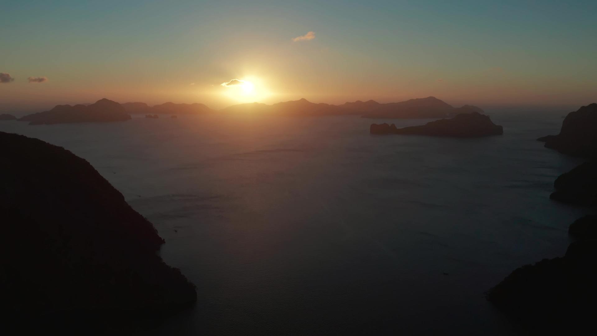 美丽的海湾在日落时在空中观察视频的预览图
