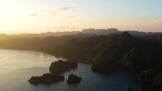 早上海景在岛上热带岛上日出视频的预览图