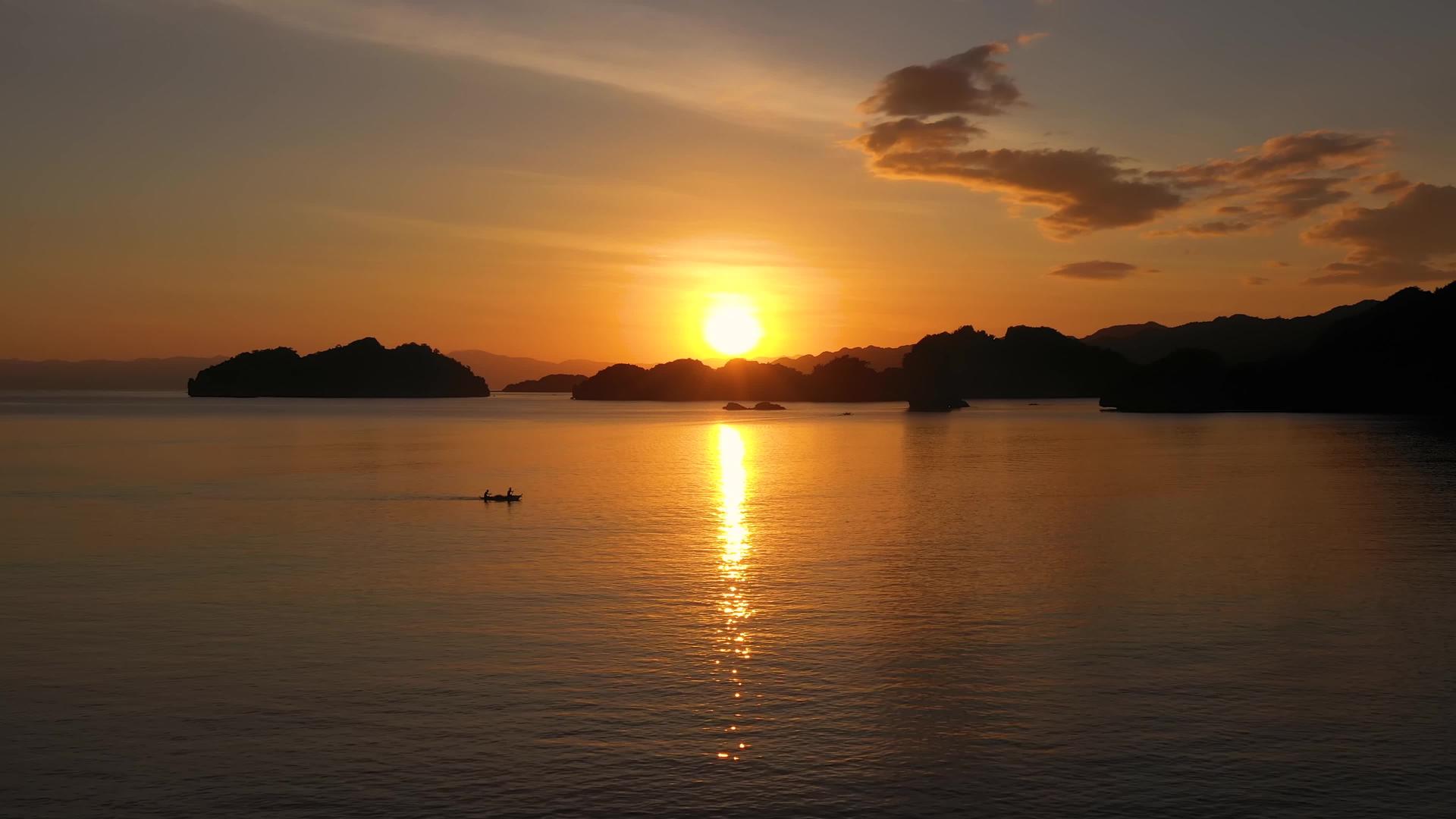 日出在热带海洋的顶部海洋的顶部视频的预览图
