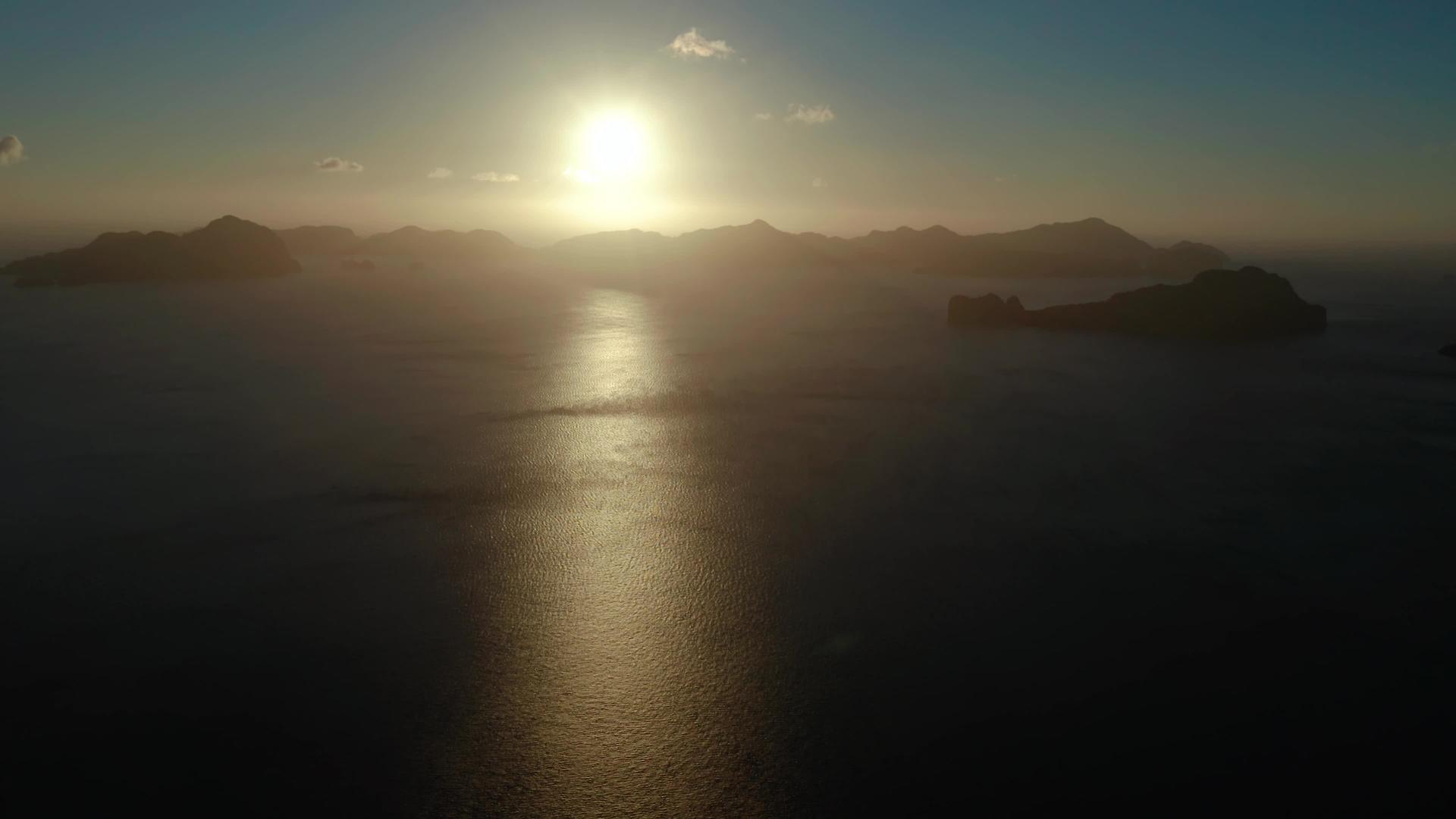 美丽的海湾在日落时在空中观察视频的预览图