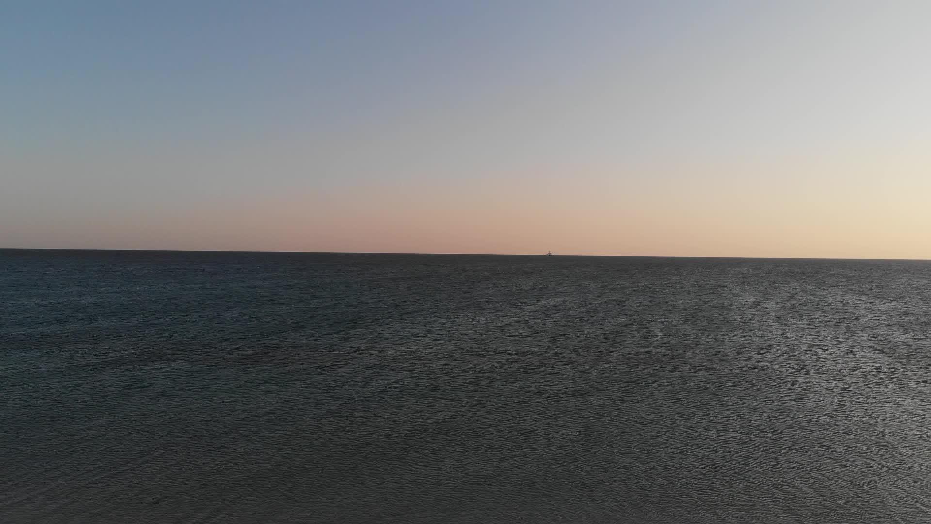 笼罩大海的傍晚视频的预览图