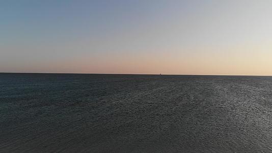笼罩大海的傍晚视频的预览图