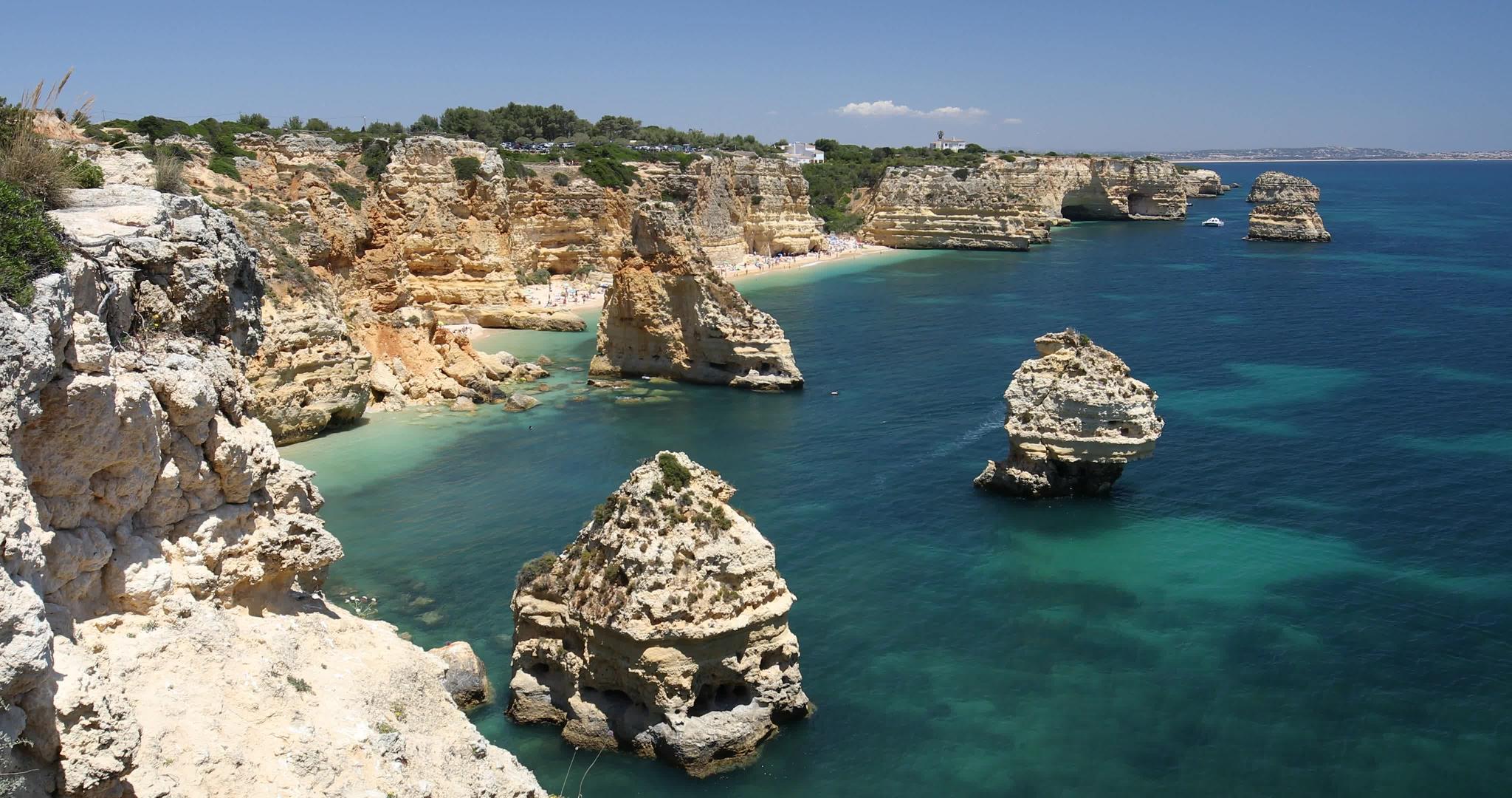 葡萄牙阿尔加维Marinha海滩上的天然洞穴Marinha视频的预览图