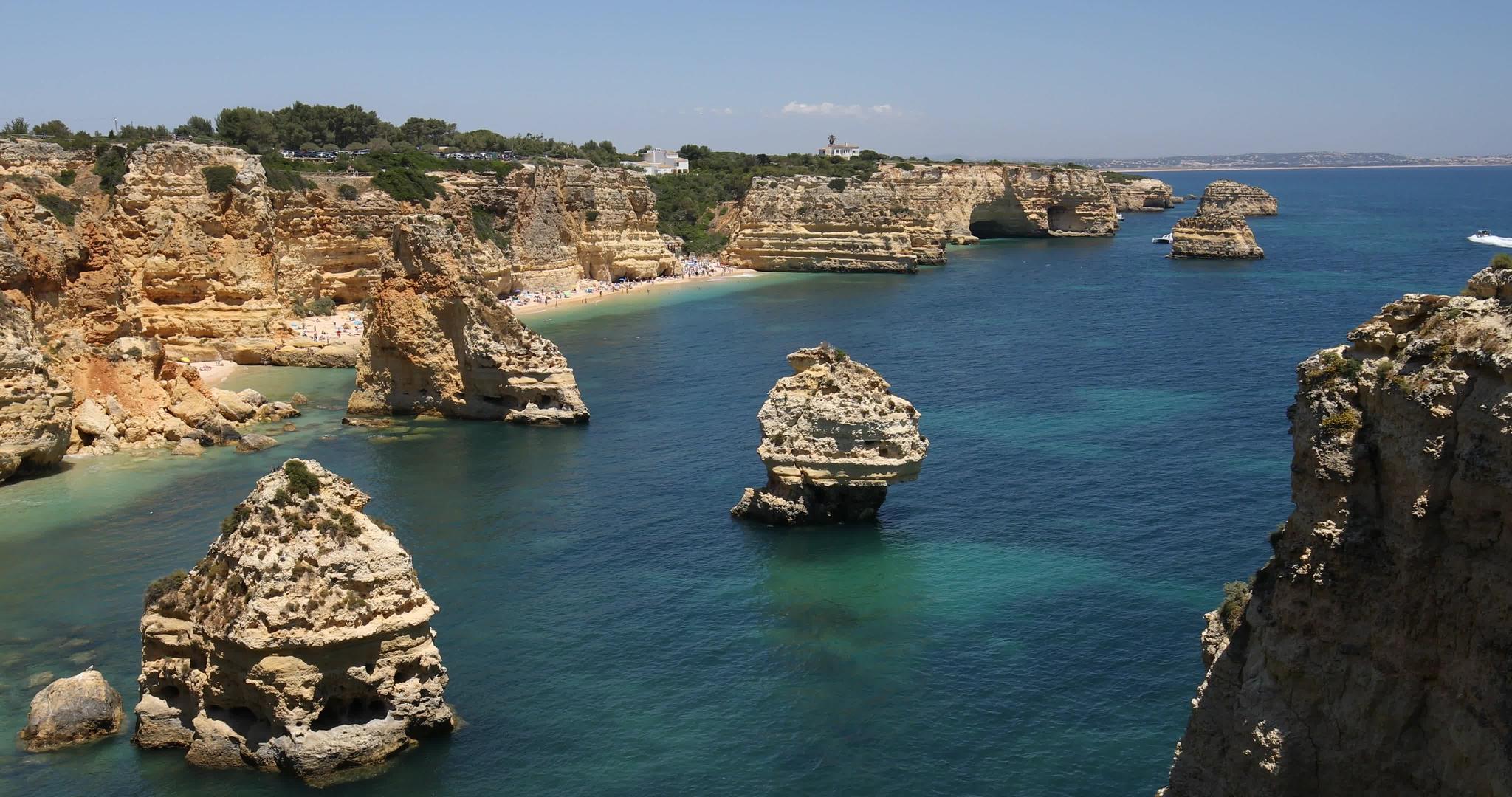 葡萄牙阿尔加维Marinha海滩上的天然洞穴Marinha视频的预览图