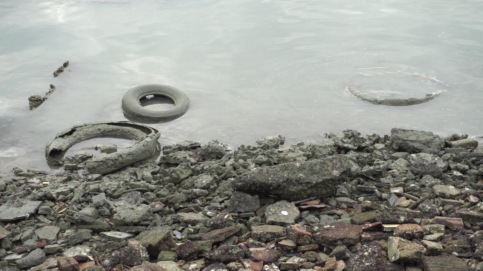 海上堆积的旧轮胎视频的预览图