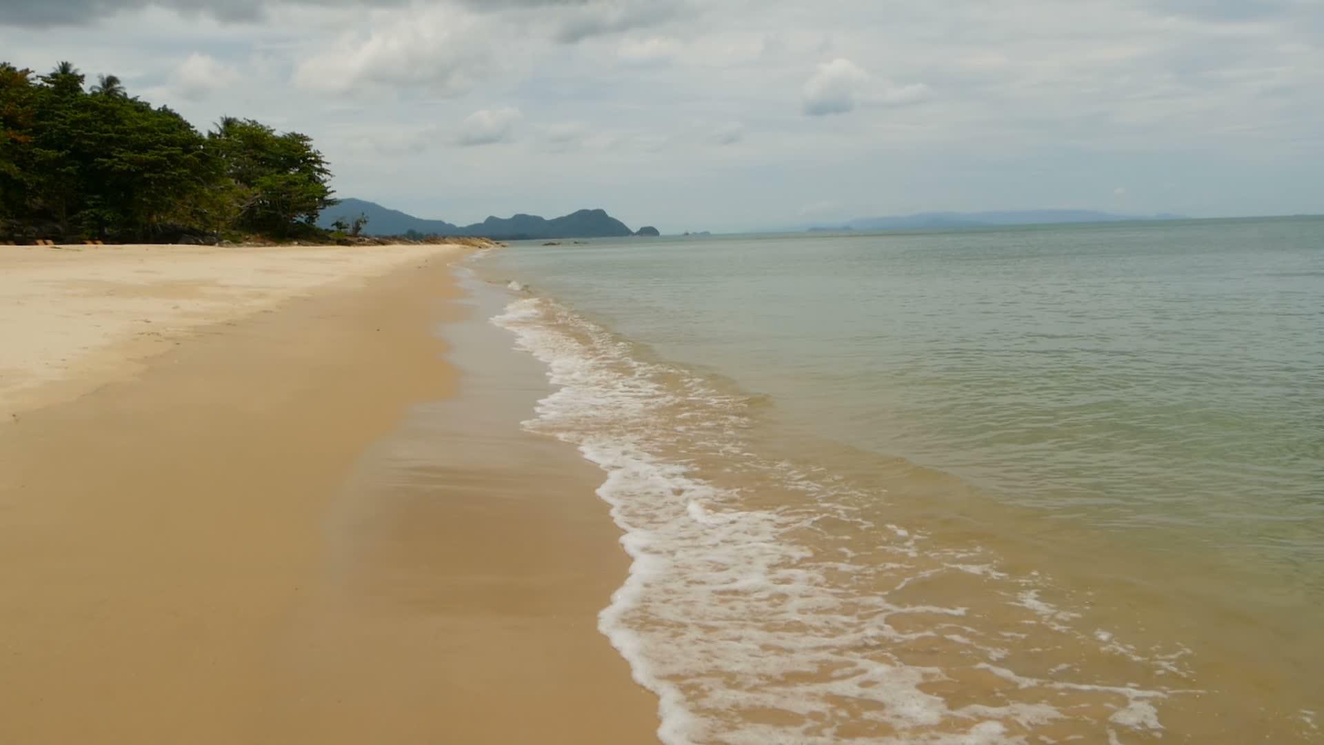 白色沙滩和平静的蓝色海洋田园诗般的热带天堂异国情调视频的预览图